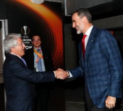 Su Majestad el Rey recibe el saludo del presidente del Club Atlético de Madrid, Enrique Cerezo