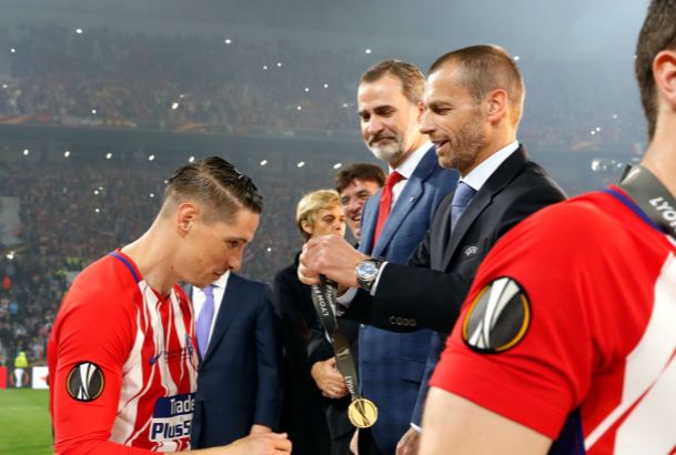 El presidente de la UEFA, ALeksander Ceferin, entrega a Fernando Torres la medalla por la consecución de la 