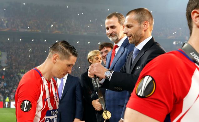 El presidente de la UEFA, ALeksander Ceferin, entrega a Fernando Torres la medalla por la consecución de la "UEFA Europa League 2018", en presencia de