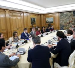 Don Felipe y Doña Letizia durante el desarrollo de la reunión
