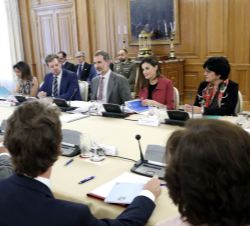 Sus Majestades los Reyes al inicio de la reunión de la Comisión Delegada de la Fundación Princesa de Girona