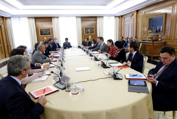 Don Felipe y Doña Letizia durante el desarrollo de la reunión de la Comisión Delegada de la Fundación Princesa de Girona