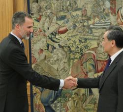 Su Majestad el Rey recibe el saludo del consejero de Estado y ministro de Asuntos Exteriores de la República Popular China, Wang Yi