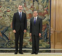 Don Felipe junto al Señor Wang Yi