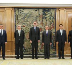 Su Majestad el Rey junto al consejero de Estado y ministro de Asuntos Exteriores de la República Popular China, Wang Yi y las delegaciones hispano-chi
