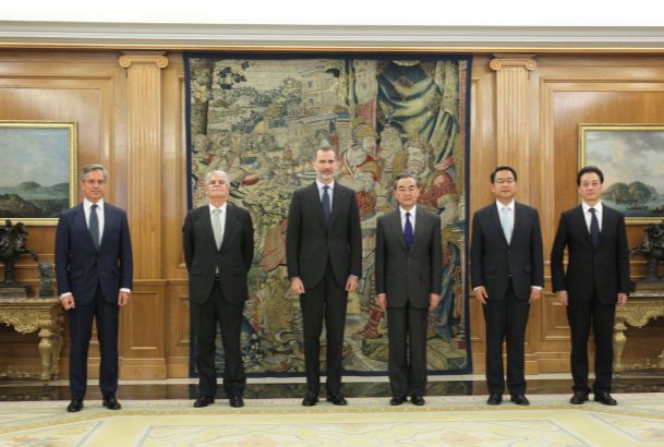 Su Majestad el Rey junto al consejero de Estado y ministro de Asuntos Exteriores de la República Popular China, Wang Yi y las delegaciones hispano-chinas