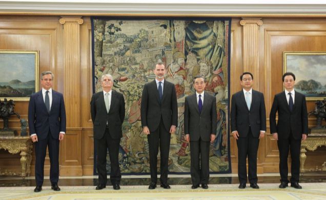 Su Majestad el Rey junto al consejero de Estado y ministro de Asuntos Exteriores de la República Popular China, Wang Yi y las delegaciones hispano-chi