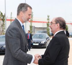 Su Majestad el Rey recibe el saludo del presidente de Aragón, Francisco Javier Lambán