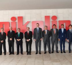 Su Majestad el Rey junto a las autoridades asistentes y el Comité de dirección