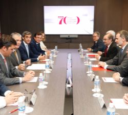 Don Felipe durante la reunión de presentación de la compañía a cargo del presidente de Grupo Pikolin