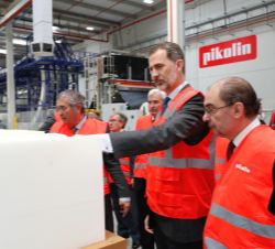 Su Majestad el Rey durante su paso por la planta de espumación