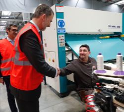 Su Majestad el Rey recibe el saludo de un trabajador de la zona de colchonería