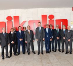 Don Felipe junto a directivos de la empresa
