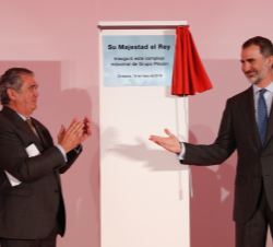 Su Majestad el Rey junto a la placa conmemorativa de su visita e inauguración de las nuevas instalaciones