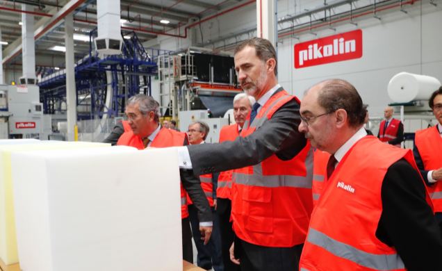 Su Majestad el Rey durante su paso por la planta de espumación