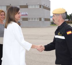 Su Majestad la Reina recibe el saludo del general jefe de la UME, teniente general Miguel Alcañiz