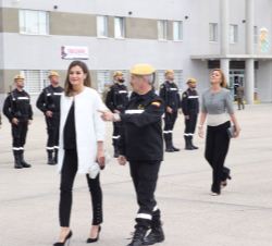 Su Majestad la Reina recibe honores a cargo de un piquete militar