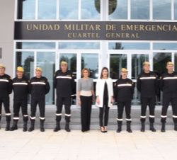 Fotografía de grupo de Su Majestad la Reina con los mandos de la UME