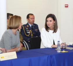 Su Majestad la Reina conversa con la ministra de Defensa durante la presentación sobre las misiones, medios y capacidades de la UME