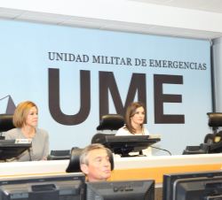 Su Majestad la Reina en el Centro de Operaciones Conjuntas, durante una videoconferencia con unidades de la UME desplegadas en el territorio Nacional
