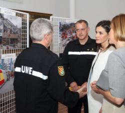 Su Majestad la Reina visita una exposición de cartas y fotografías del terremoto de México