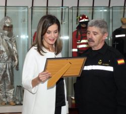 Su Majestad la Reina visita una exposición de cartas y fotografías del terremoto de México