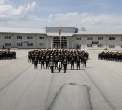 Fotografía de grupo de Su Majestad la Reina con personal de la UME en el Patio de Armas