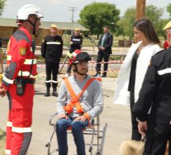 Su Majestad la Reina conversa con una persona con movilidad reducida tras ser rescatado en uno de los simulacros