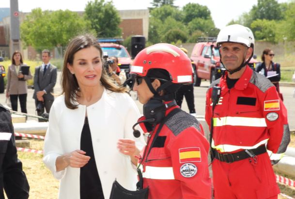 Su Majestad la Reina conversa con un miembro de la UME que participó en el ejercicio de Búsqueda y Rescate 