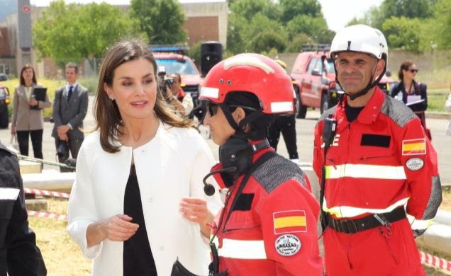 Su Majestad la Reina conversa con un miembro de la UME que participó en el ejercicio de Búsqueda y Rescate 