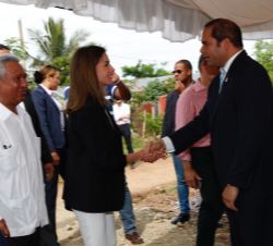 Doña Letizia es saluda por el alcalde de Monte Plata, Jesús Contreras