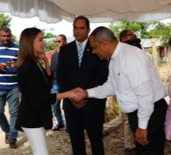 La Reina es saludada por el presidente del Centro Pastoral Zonal (CEZOPAS), César Augusto Peralta