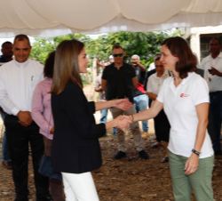Doña Letizia recibe el saludo de la coordinadora general de la Oficina Técnica de la Cooperación Española, Blanca Yáñez