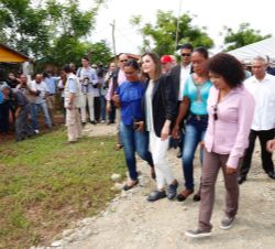 Su Majestad la Reina durante su recorrido por Monte Plata donde la cooperación española tiene en marcha un proyecto de distribución de agua 