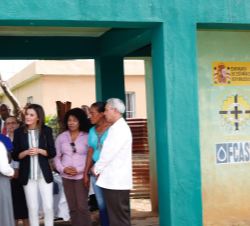 Doña Letizia recibe explicaciones de la hermana Flor María Galán, coordinadora del proyecto CEZOPAS, durante el recorrido por Monte Plata