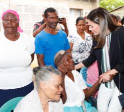 Doña Letizia recibe el saludo de varios vecinos de Monte Plata durante su recorrido