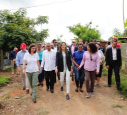 Su Majestad la Reina durante su visita a los proyectos de distribución de agua que se están realizando en Monte Plata