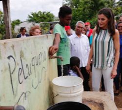 Doña Letizia a su paso por una de las fuentes durante su recorrido por la zona de Monte Plata