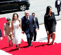 Su Majestad la Reina a su llegada al Palacio Presidencial acompañada por el Ministro de Asuntos Exteriores de la República Dominicana, Miguel Vargas