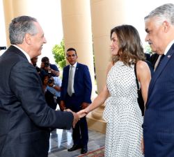 Doña Letizia es saludada por el Ministro Administrativo de la Presidencia de la República Dominicana, José Ramón Peralta