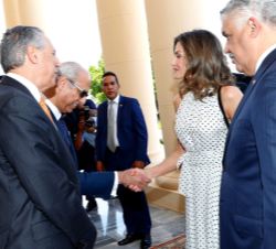 Su Majestad la Reina es saludada por el Ministro de la Presidencia de la República Dominicana, Gustavo Montalvo