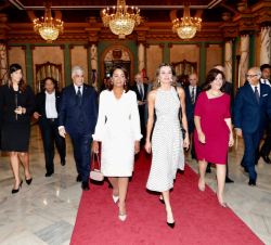 Doña Letizia acompañada por la Primera Dama, Cándida Montilla, tras el almuerzo mantenido en el Palacio Presidencial