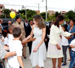 Su Majestad la Reina y la Primera Dama, Cándida Montilla, saluda a los niños que les recibieron a su llegada al Centro de Atención Integral para la Di