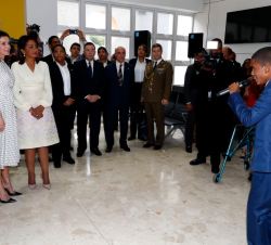 Doña Letizia acompañada por la Primera Dama, Cándida Montilla, escuchan la interpretación de Ángel, un niño del centro