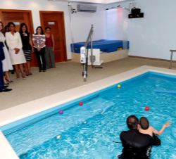 Doña Letizia y la Primera Dama durante su recorrido por el centro a su paso por la piscina