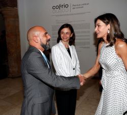 Su Majestad la Reina es saludada por el director del Centro Cultural Español, Juan Sánchez