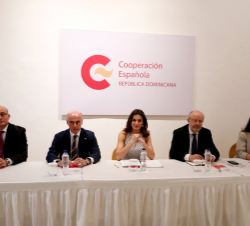 Doña Letizia en un momento de la reunión de trabajo mantenida con representantes de la Oficina Técnica de Cooperación en República Dominicana, de orga