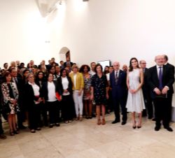 Doña Letizia acompañada por representantes beneficiarios de la cooperación española en la República Dominicana, representantes de ONG españolas en Rep