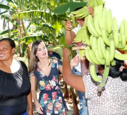 Su Majestad la Reina junto a la benefíciaria del proyecto, Diana Céspedes, a su llegada a la cooperativa de bananos orgánicos