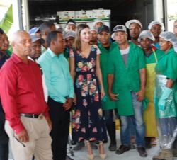 Fotografía de grupo de Su Majestad la Reina con trabajadores de la cooperativa de bananos orgánicos